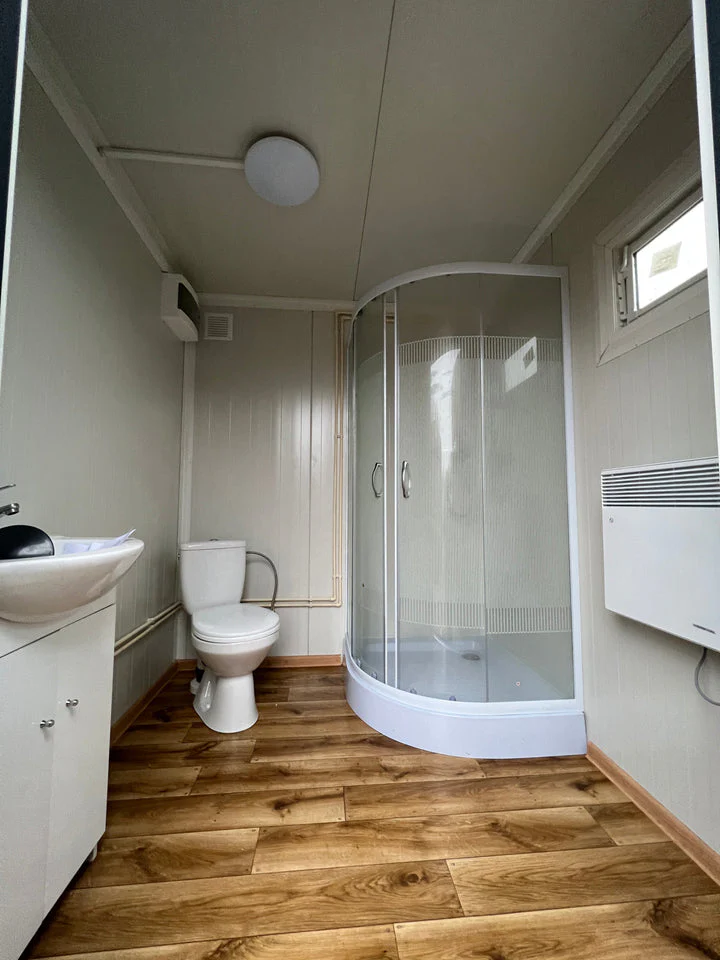 Contenitore Sanitario 2×2 m con Doccia e Serbatoio